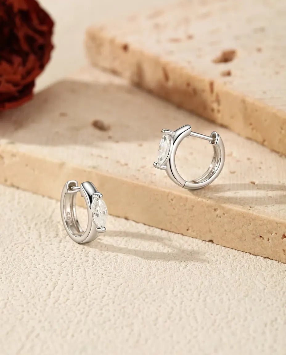 Moissanite Klickörhängen Marquise - stenar på 0,30 ct 3 x 6 mm, ring på 11,5 mm, 925 sterlingsilver, färg D