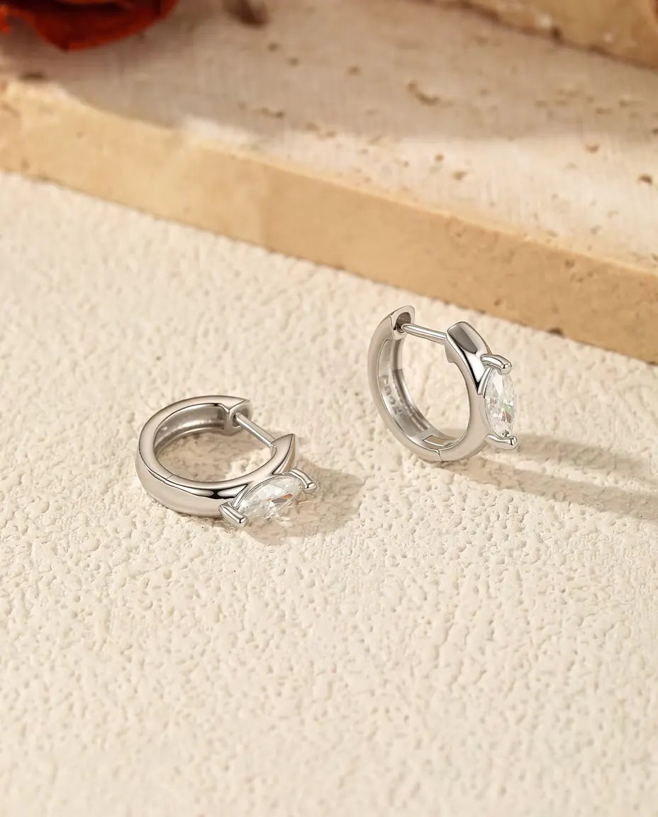 Moissanite Klickörhängen Marquise - en sten på 0,30 ct 3 x 6 mm per örhänge, ring på 11,5 mm, 925 sterlingsilver, färg D