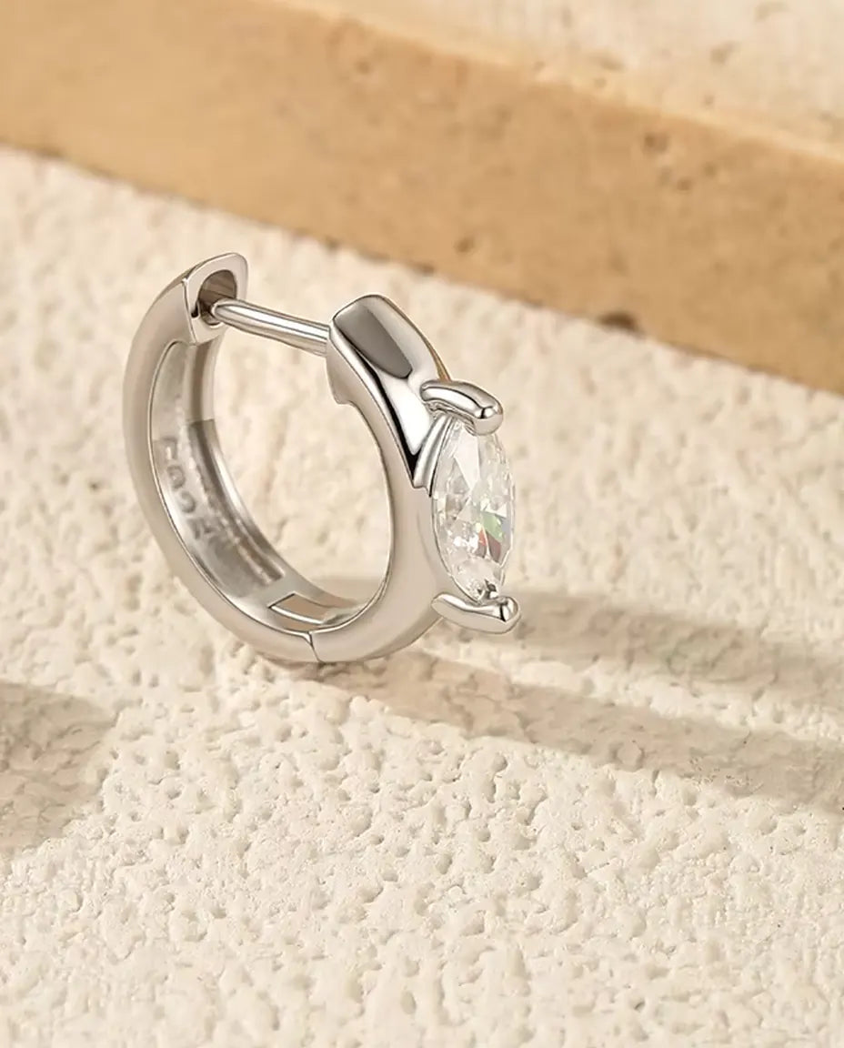 Moissanite Klickörhängen Marquise - en sten på 0,30 ct 3 x 6 mm per örhänge, ring på 11,5 mm, 925 sterlingsilver, färg D