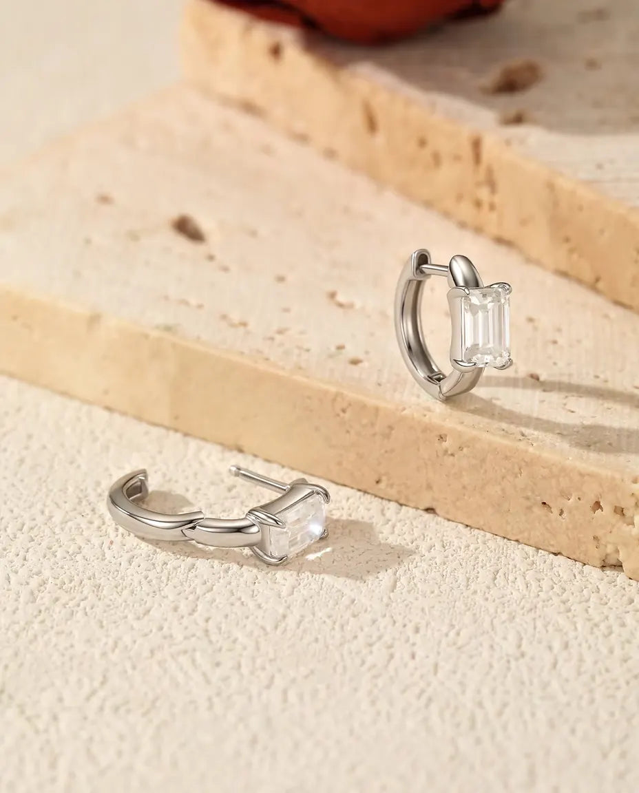 Moissanite Klickörhängen Smaragdslipning - en sten på 0,80 ct 4 x 6 mm per örhänge, ring på 11,5 mm, 925 sterlingsilver