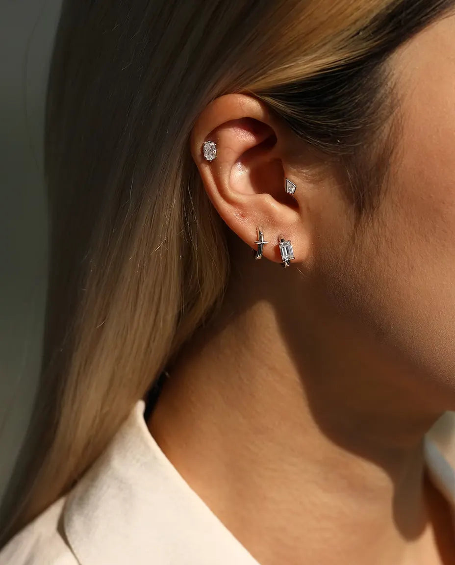 Moissanite Klickörhängen Smaragdslipning - en sten på 0,80 ct 4 x 6 mm per örhänge, ring på 11,5 mm, 925 sterlingsilver