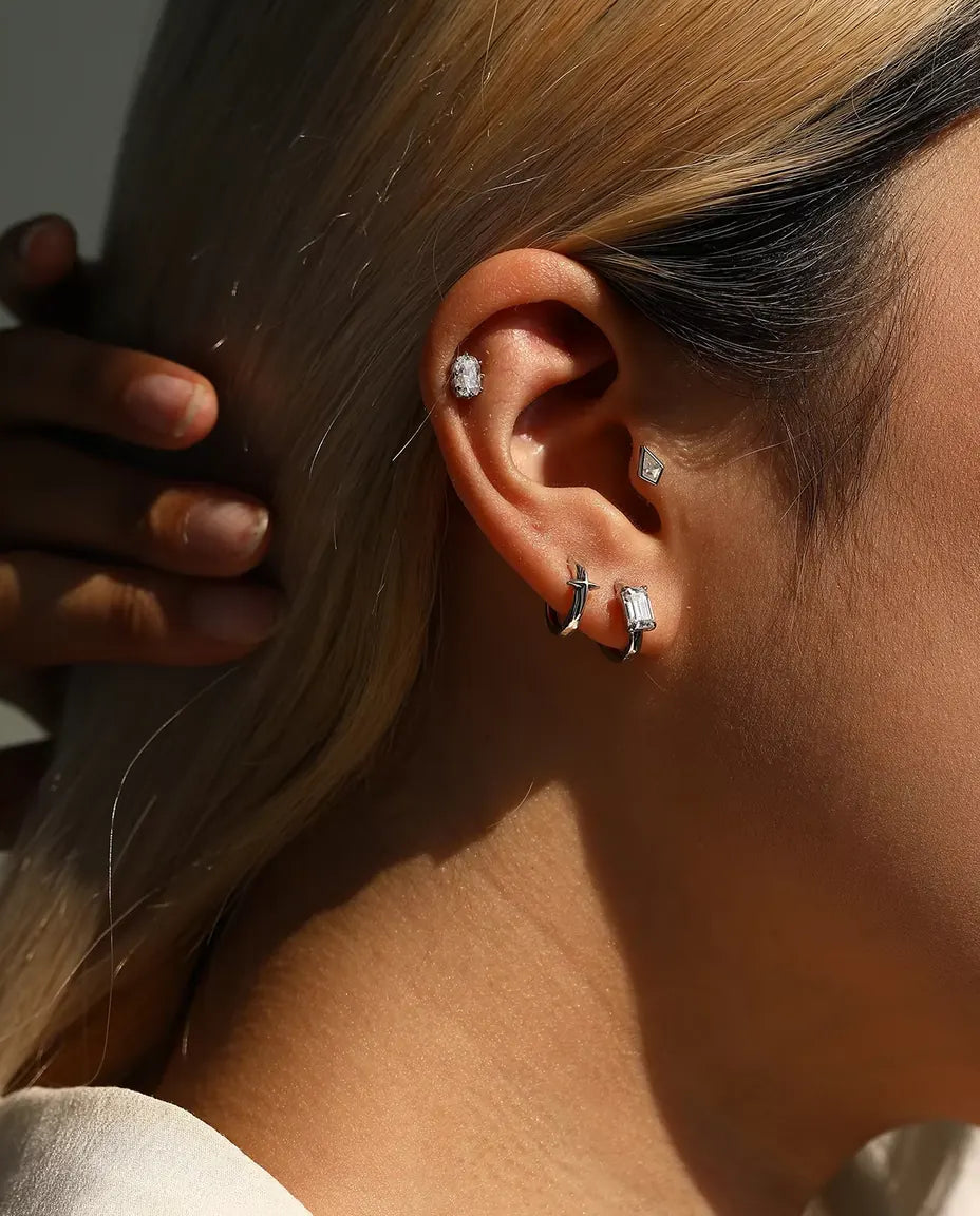 Moissanite Klickörhängen Smaragdslipning - en sten på 0,80 ct 4 x 6 mm per örhänge, ring på 11,5 mm, 925 sterlingsilver