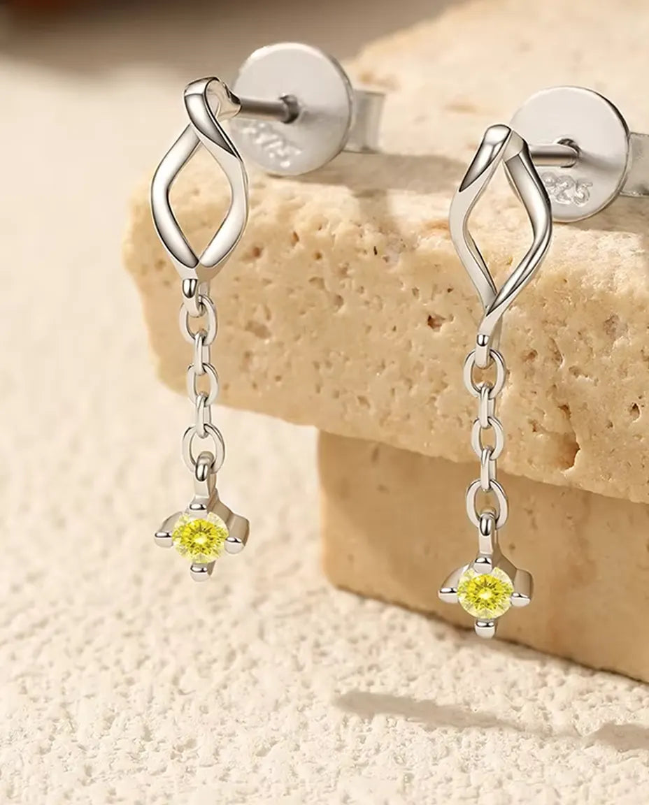 Gula Moissanite Örhängen - stenar på 2 mm på fin kedja under ett vridet marquisestift, 925 sterlingsilver