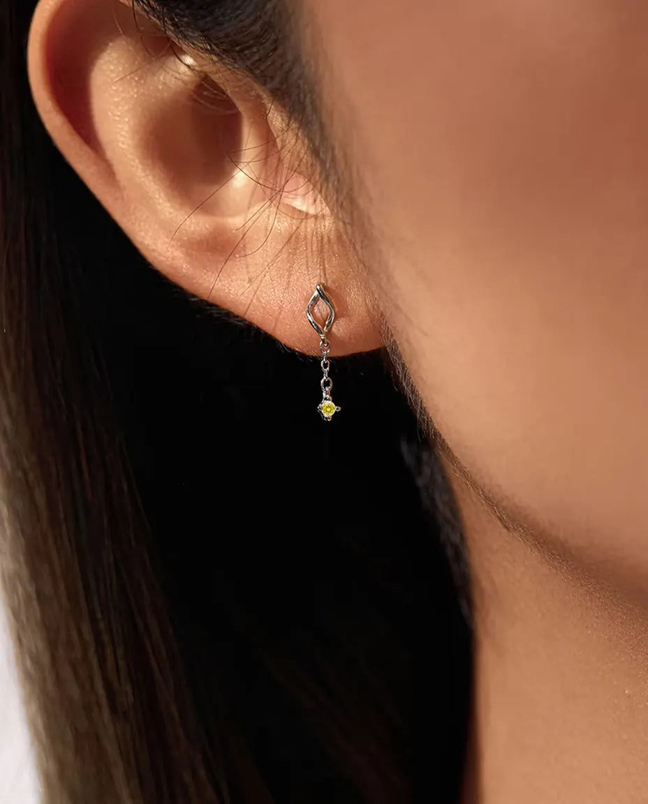 Gula Moissanite Örhängen - stenar på 2 mm på fin kedja under ett vridet marquisestift, 925 sterlingsilver