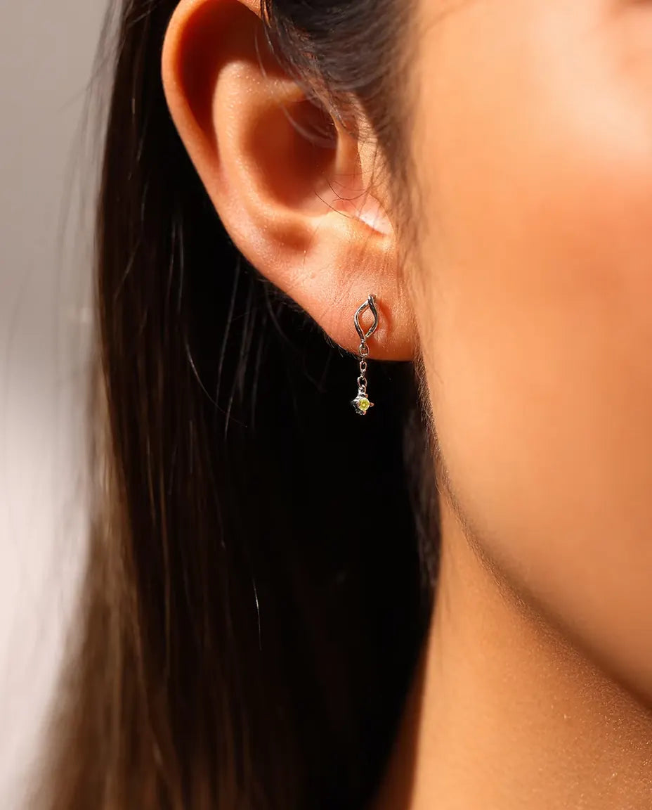 Gula Moissanite Örhängen - stenar på 2 mm på fin kedja under ett vridet marquisestift, 925 sterlingsilver