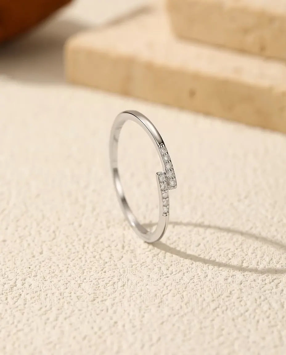 Moissanitring med förskjuten pavé – smal stapelring med 10 stenar i färg D i 925 sterlingsilver, storlek 5-9