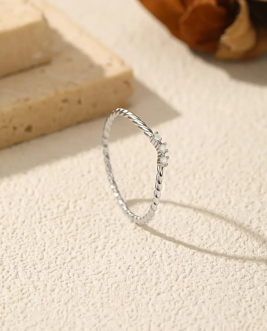 Moissanitring med tvinnad skena – tre stenar i färg D på en 1 mm skena, 925 sterlingsilver, storlek 5-9