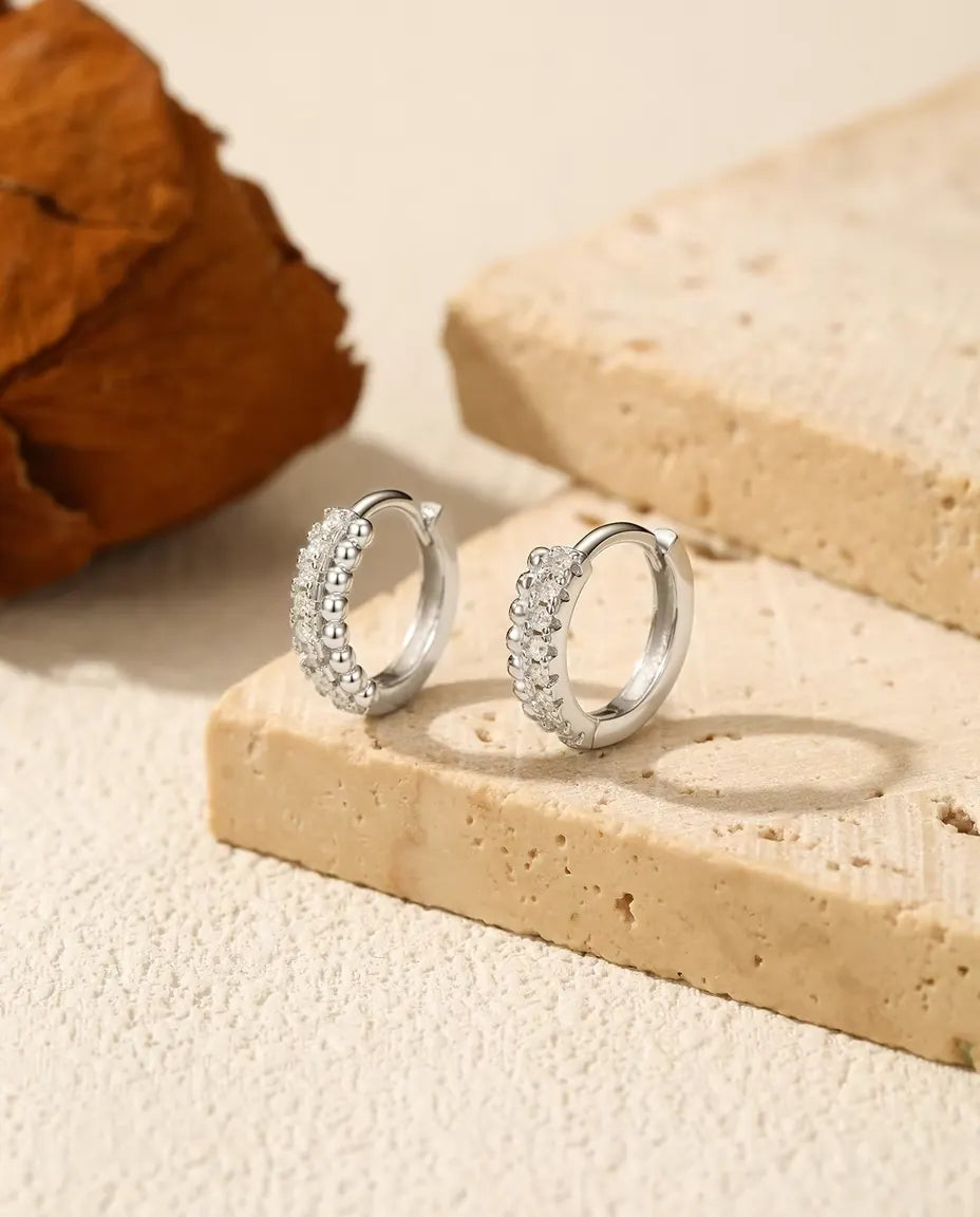 Moissanite Örhängen i Ringform med Pavé - sexton stenar på 1,3 mm i två rader, 12 mm, 925 sterlingsilver