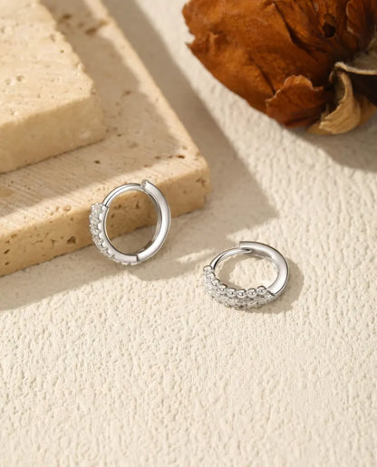 Moissanite Örhängen i Ringform med Pavé - sexton stenar på 1,3 mm i två rader, 12 mm, 925 sterlingsilver