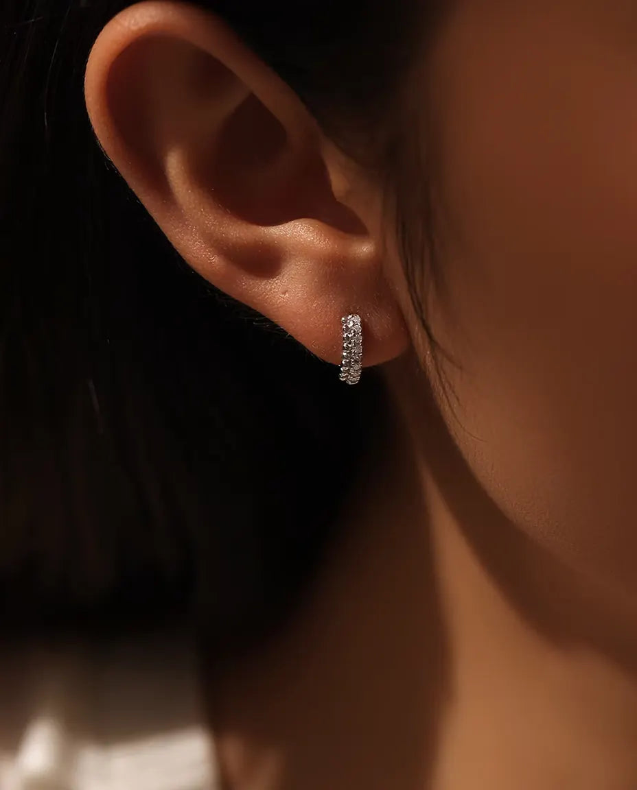 Moissanite Örhängen i Ringform med Pavé - sexton stenar på 1,3 mm i två rader, 12 mm, 925 sterlingsilver