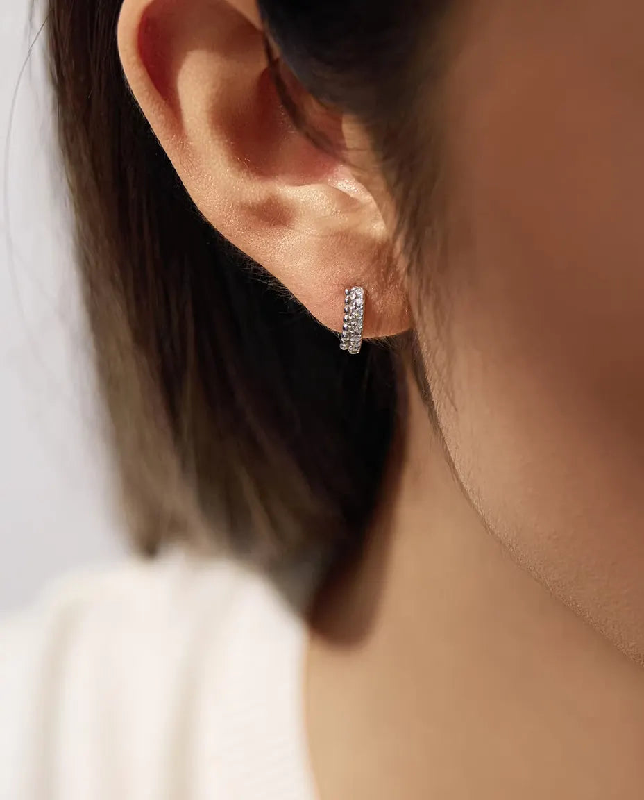 Moissanite Örhängen i Ringform med Pavé - sexton stenar på 1,3 mm i två rader, 12 mm, 925 sterlingsilver