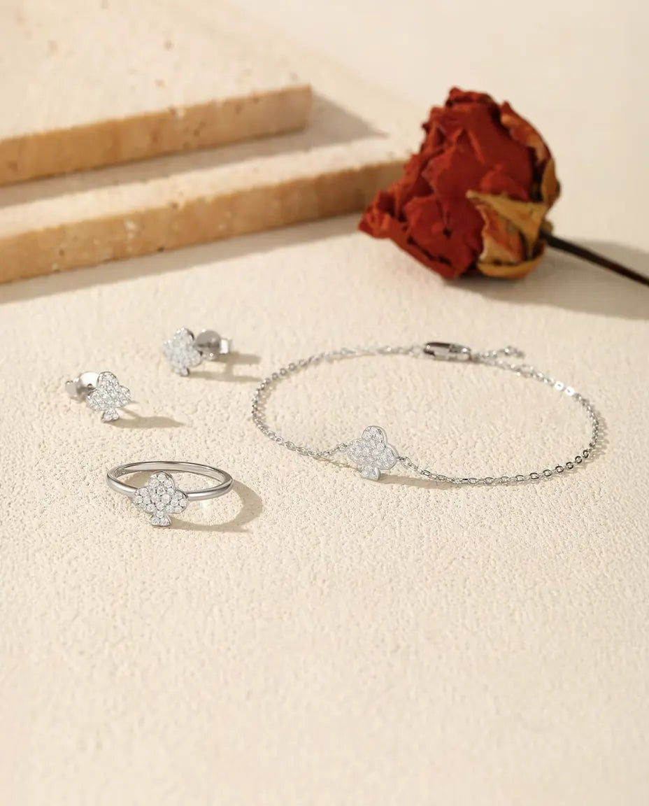 Moissanite Smyckeset med Klöver i 925 Sterlingsilver – Armband, Ring och Stiftörhängen med Pavéklöver från Kortleken, 3 Delar för Henne