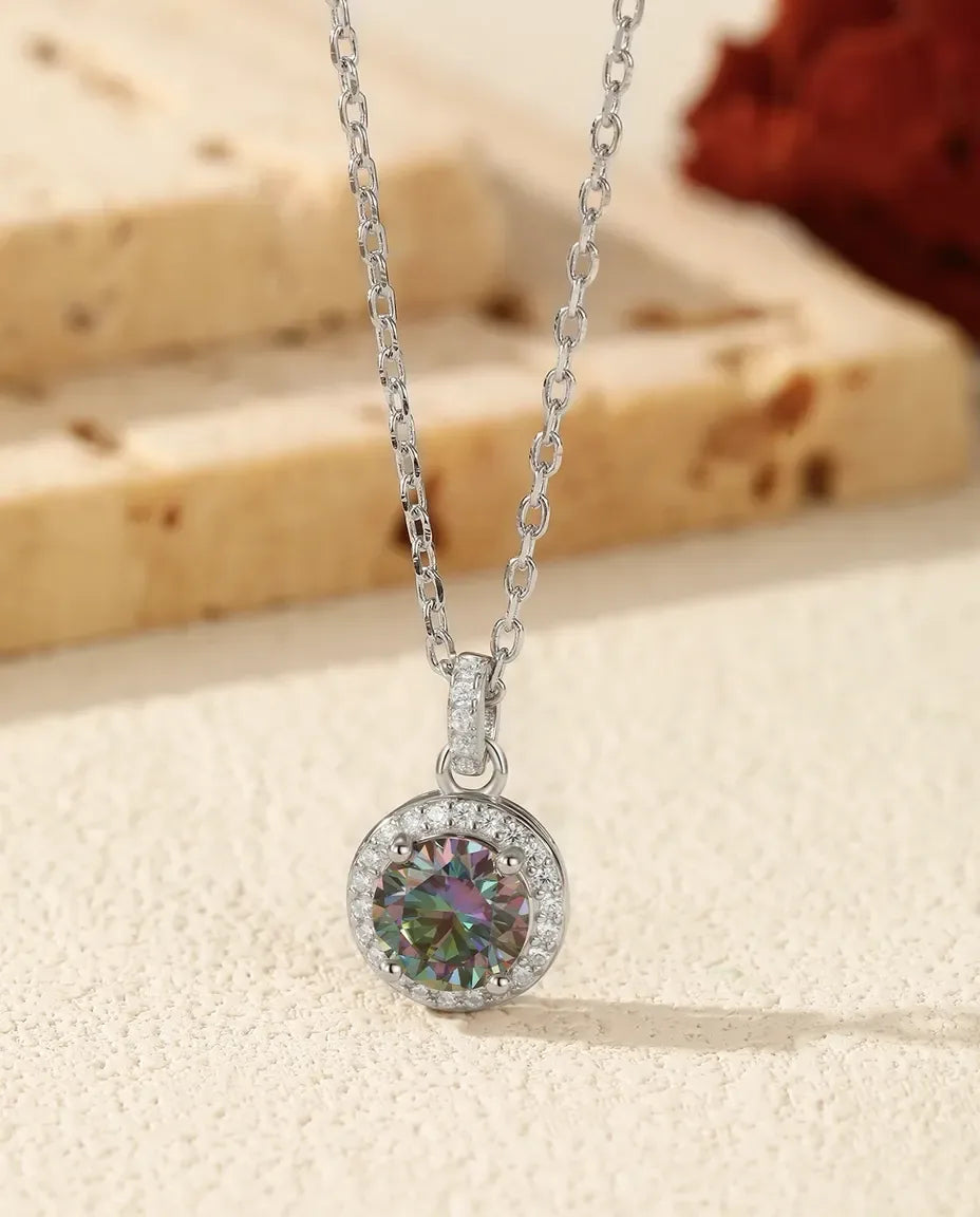 Moissanithalsband med färgskiftande sten – 1 ct rund i turkos till påfågelsblått, pavéhalo i 925 sterlingsilver