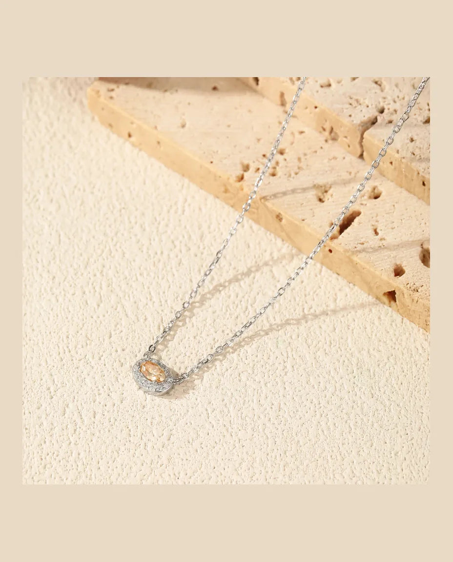 Moissanithalsband med gul oval sten – 0,3 ct fattad på tvären med vit halo i 925 sterlingsilver