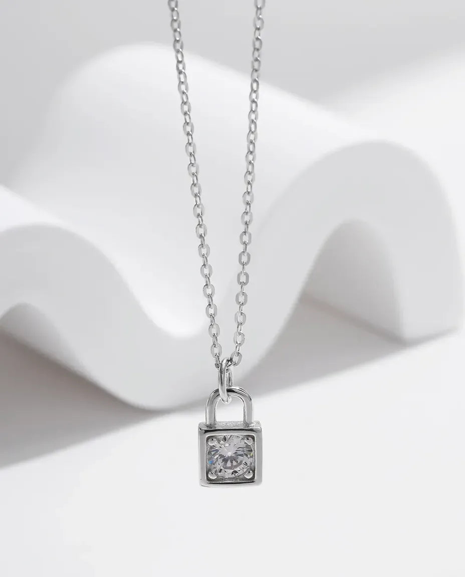 Moissanithalsband med hänglås – 0,5 ct moissanit i infattning, 925 sterlingsilver, kedja 40+5 cm