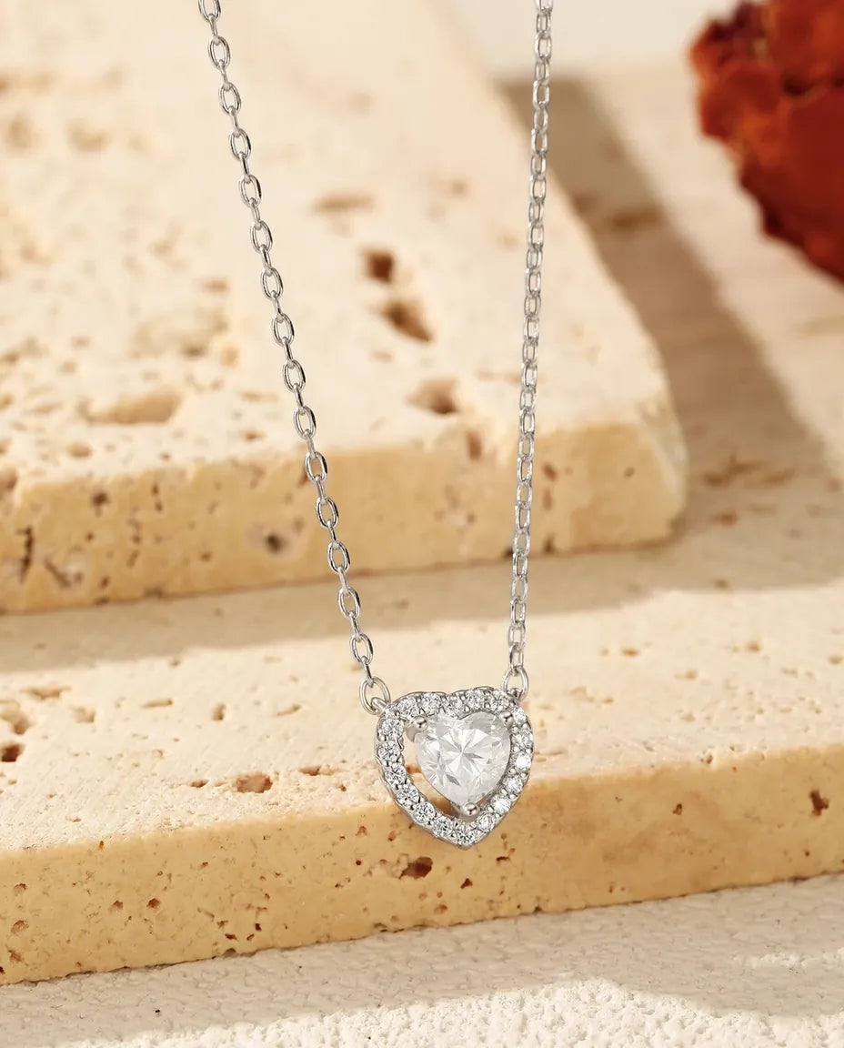 Moissanithalsband med hjärta – 0,5 ct hjärtslipad sten i färg D med pavékrans, 925 sterlingsilver
