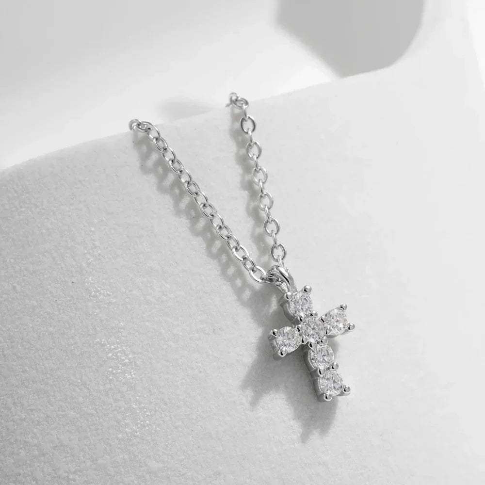 Moissanithalsband med kors – sex stenar i färg D och renhet VVS1 i 925 sterlingsilver, med GRA-certifikat