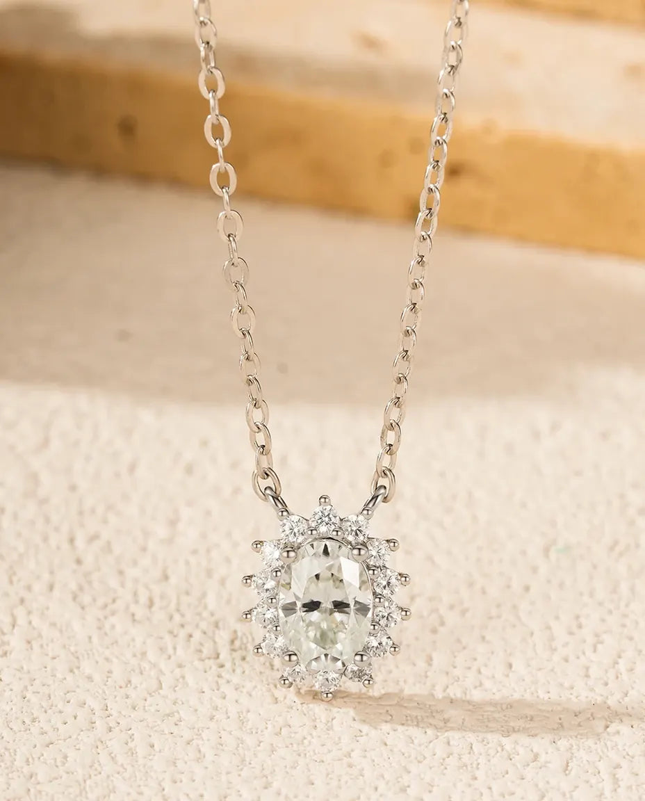 Moissanithalsband oval med halo – 1 ct i färg D, hänge 10 mm i 925 sterlingsilver