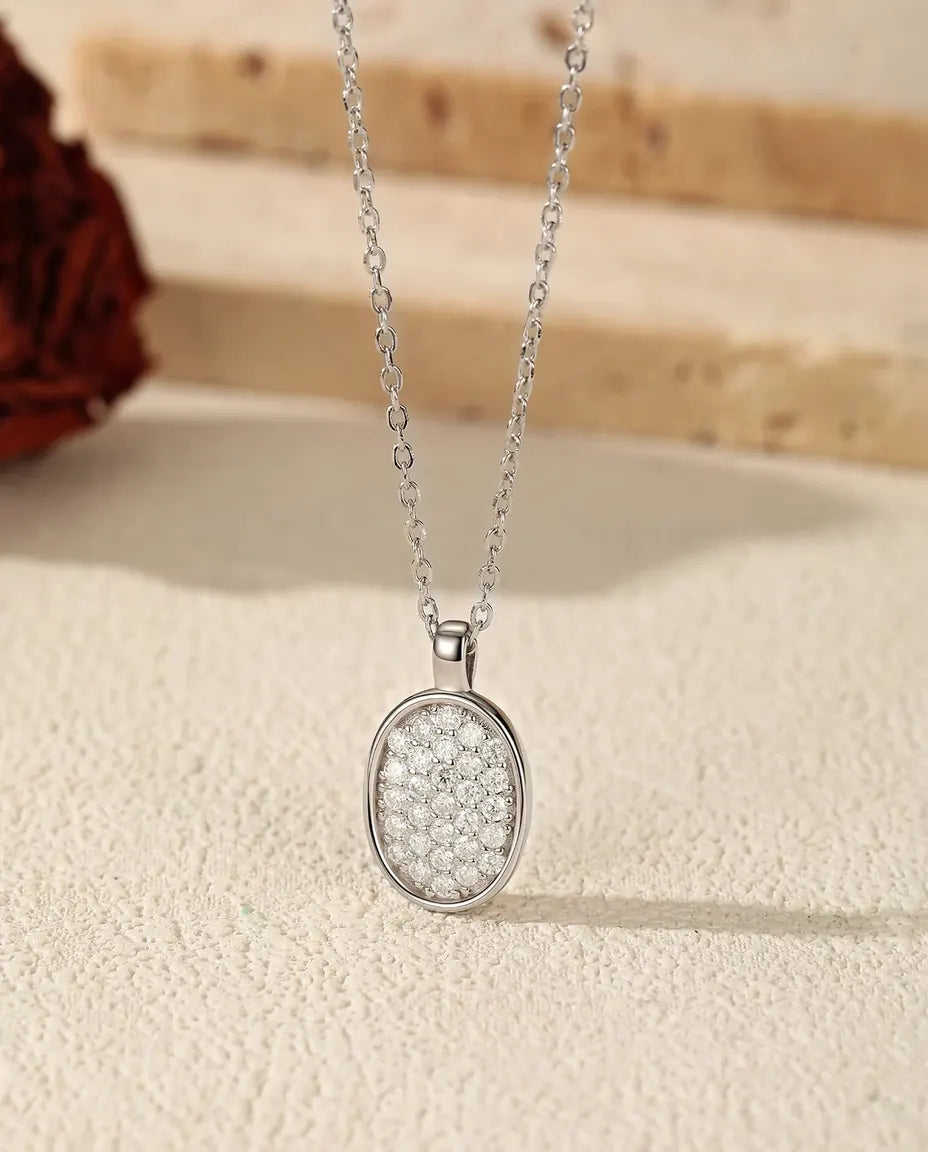Moissanithalsband oval i pavé – 29 stenar i färg D, hänge 10 x 13 mm i 925 sterlingsilver