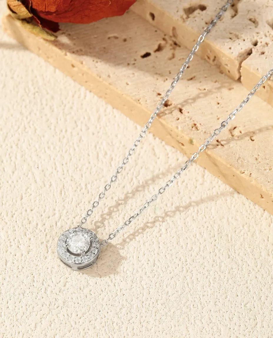 Moissanithalsband med halo – 0,5 ct rund sten i färg D, 925 sterlingsilver, kedja 40+5 cm