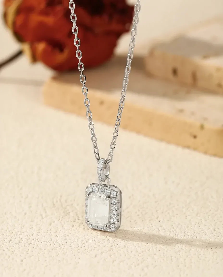 Moissanithalsband i smaragdslipning – 1 ct i färg D med halo, 925 sterlingsilver, kedja 40+5 cm