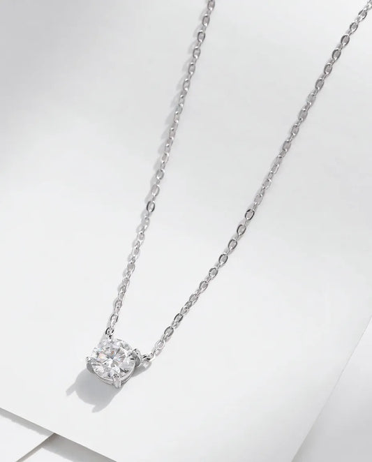 Moissanitehalsband solitär – 0,8 ct i färg D, rund sten i fyrklofattning och 925 sterlingsilver