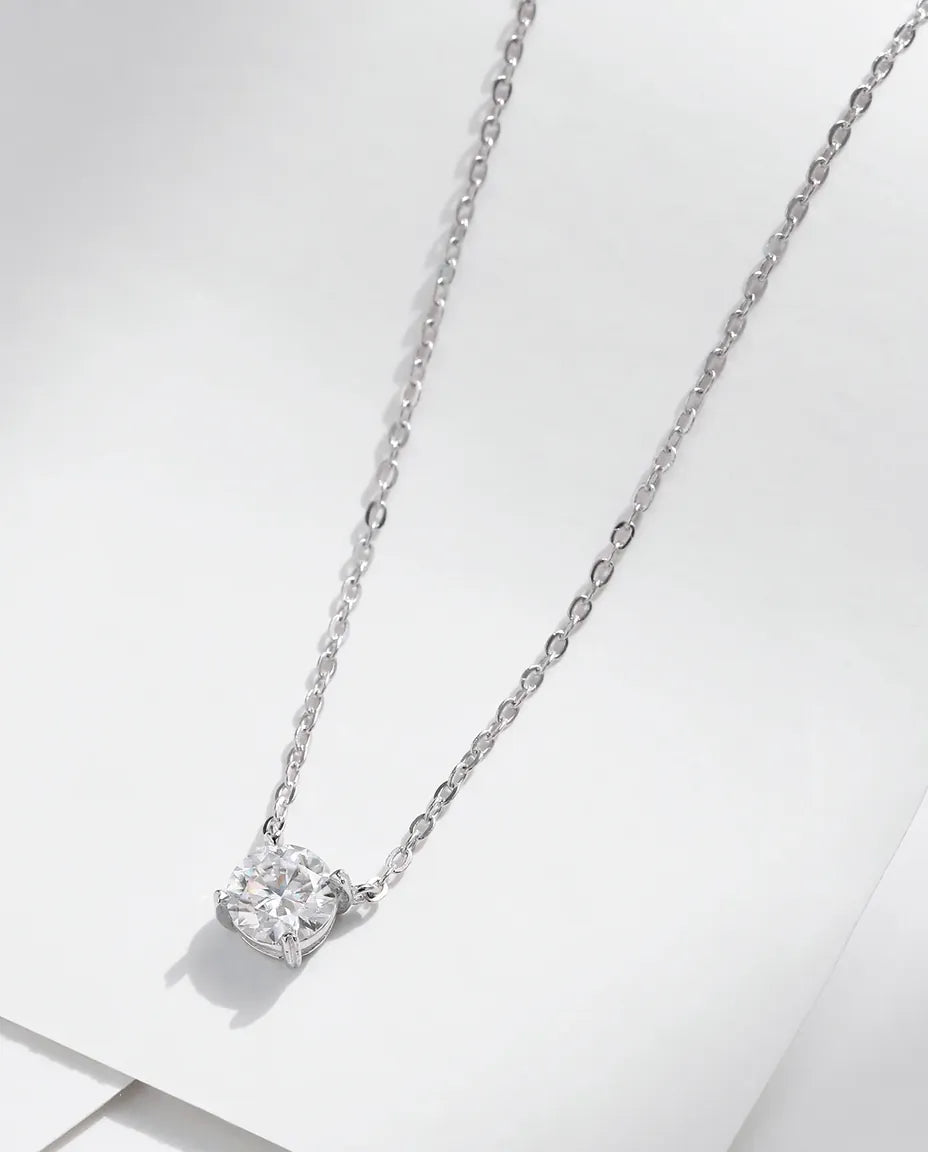 Moissanithalsband solitär – 0,8 ct i färg D, rund sten i fyrklofattning och 925 sterlingsilver
