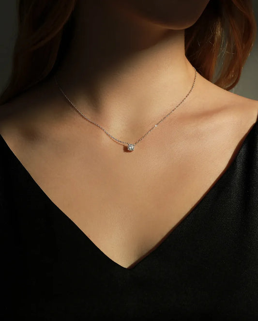 Moissanitehalsband solitär – 0,8 ct i färg D, rund sten i fyrklofattning och 925 sterlingsilver