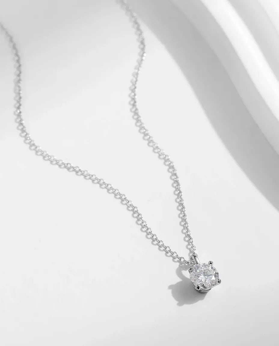Moissanithalsband solitär – 1 ct i färg D och renhet VVS1, rund sten 6,5 mm i 925 sterlingsilver