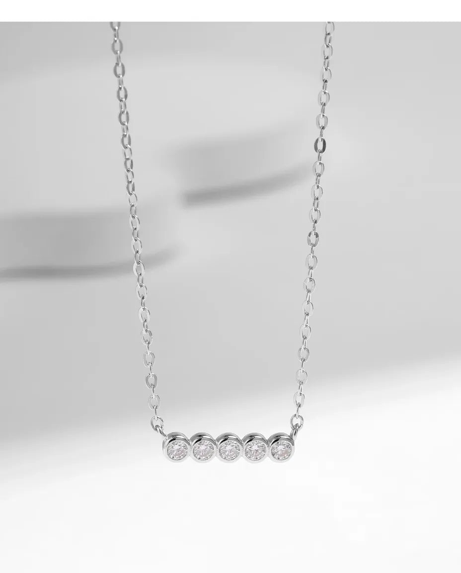 Moissanithalsband med stav – fem infattade stenar i färg D, böjt hänge i 925 sterlingsilver
