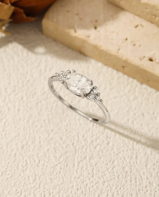 Moissanitering med oval sten – 1 carat i färg D och renhet VVS i 925 sterlingsilver, kubisk zirkonia på skenans axlar