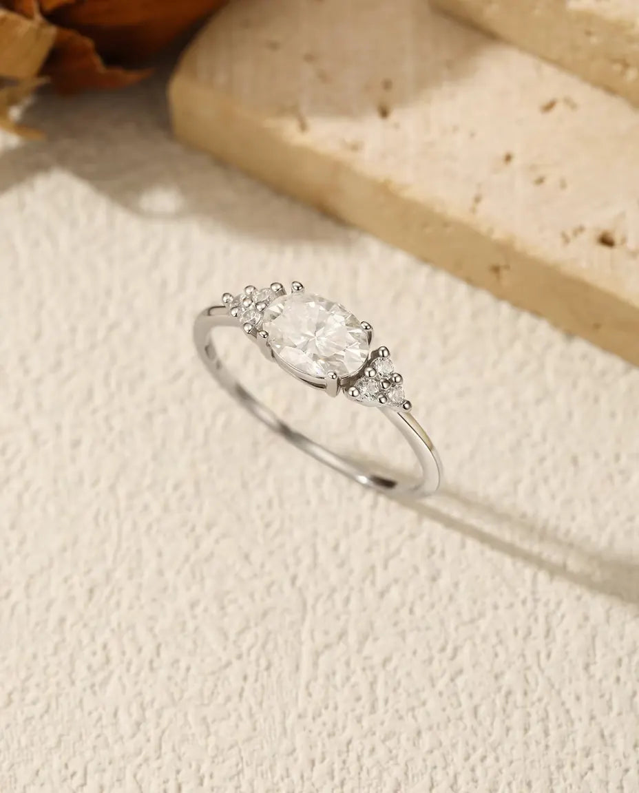 Moissanitring med oval sten – 1 carat i färg D och renhet VVS i 925 sterlingsilver, kubisk zirkonia på skenans axlar