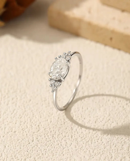 Moissanitering med oval sten – 1 carat i färg D och renhet VVS i 925 sterlingsilver, kubisk zirkonia på skenans axlar
