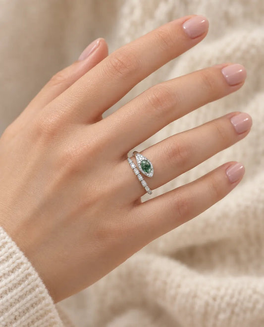 Moss Agate Ring i 925 Sterlingsilver - buren på en modells finger, närbild