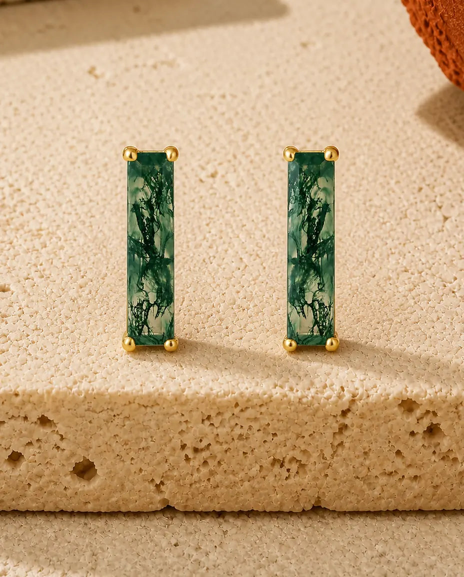 Mossagat Örstickare - Lång baguetteslipad mossagat, 925 sterlingsilver pläterat med 10K guld