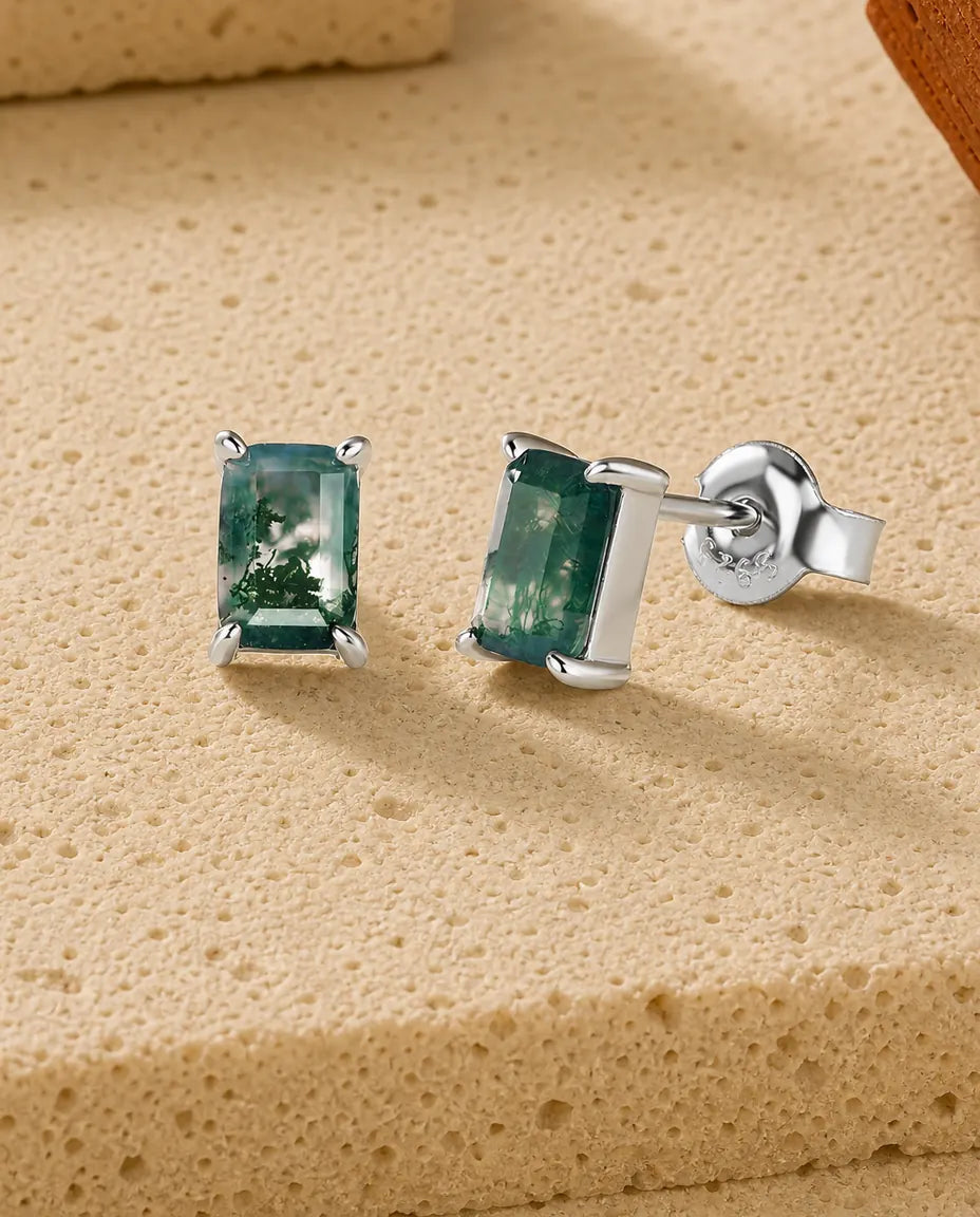 Mossagat örstickare - Rektangel i smaragdslipning fattad stående, 7 x 5 mm, 925 sterlingsilver, present till henne