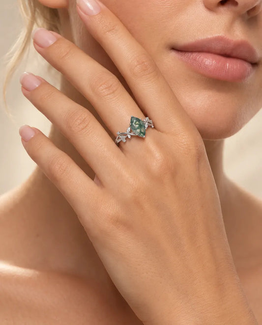 Moss Agate Ring – Mossagat i Marquiseslipning på Silverrankor med Blad och Zirkonia, Förlovningsring i 925 Sterlingsilver med Naturkänsla