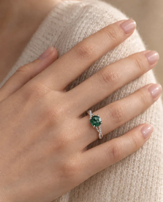 Moss Agate Ring - buren på en modells finger, närbild