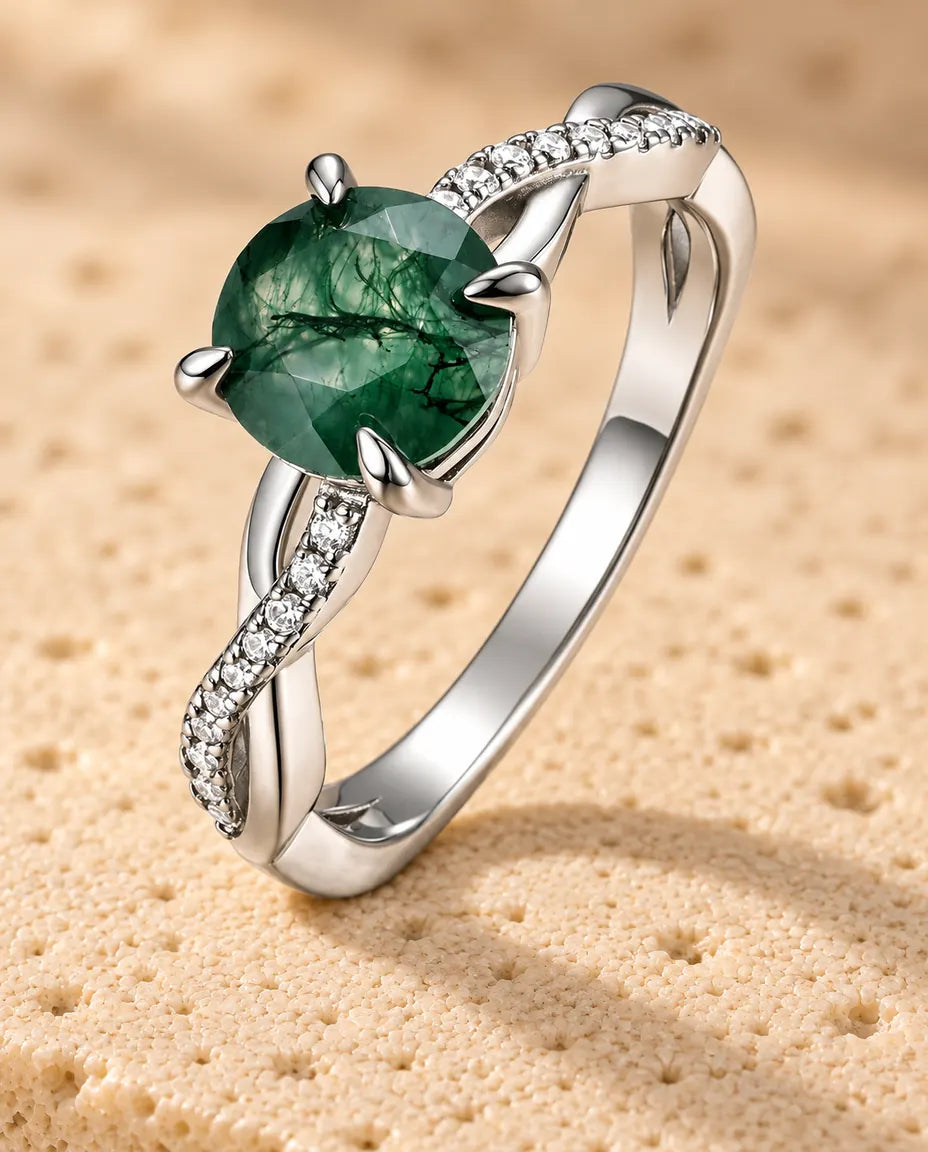 Moss Agate Ring - stående på en ljus strukturerad yta