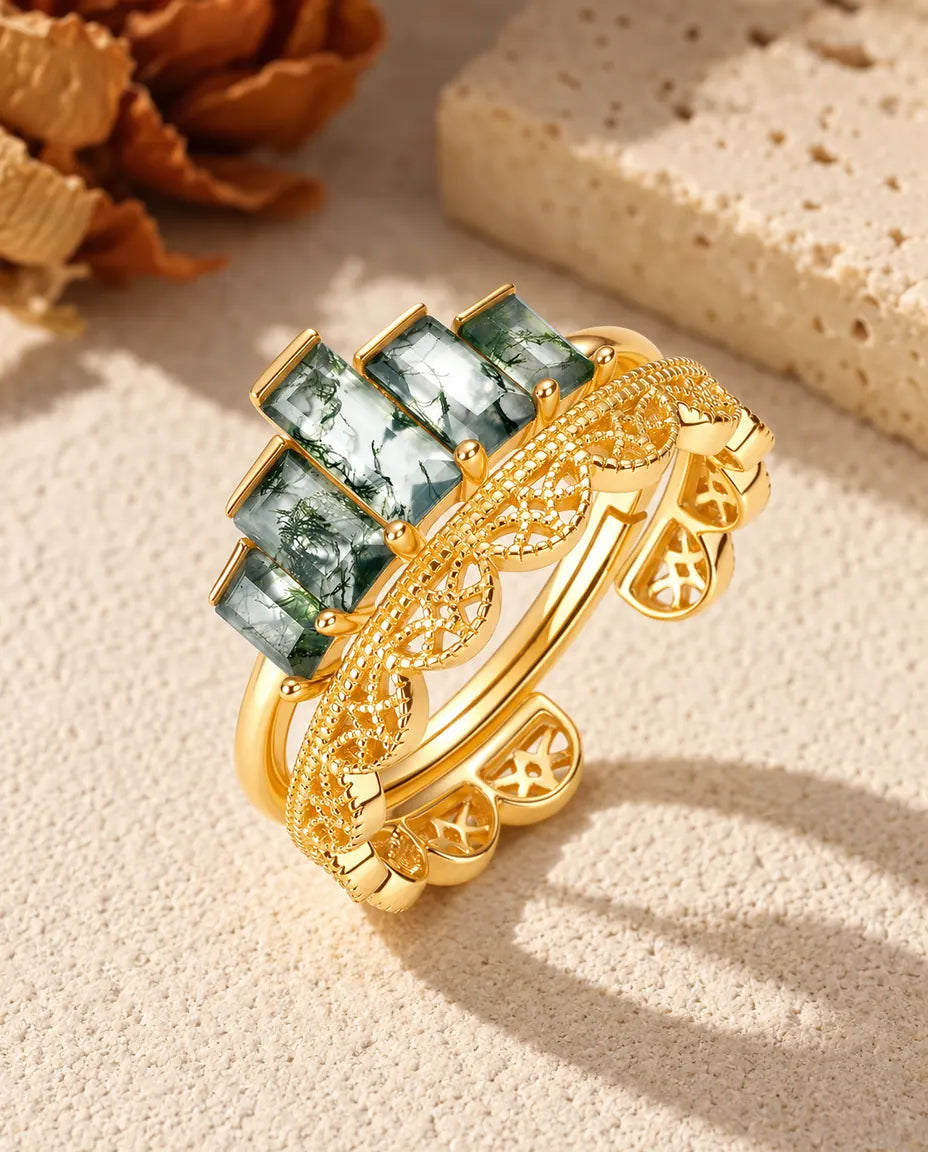 Moss Agate Stapelbara Ringar i Guldpläterat 925 Sterlingsilver - de två ringarna staplade på en ljus strukturerad yta
