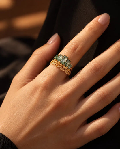 Moss Agate Stapelbara Ringar i Guldpläterat 925 Sterlingsilver - båda ringarna burna staplade på ett finger