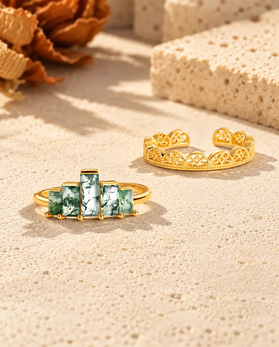 Moss Agate Stapelbara Ringar i Guldpläterat 925 Sterlingsilver - stenringen och spetsringen bredvid varandra