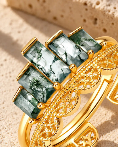 Moss Agate Stapelbara Ringar i Guldpläterat 925 Sterlingsilver - närbild av mossagaten och infattningen