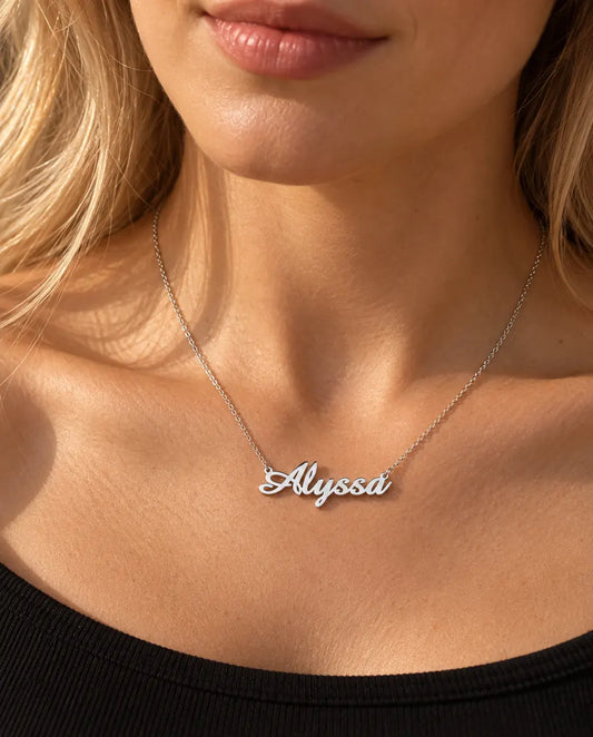 Namnhalsband i 925 Sterling Silver - buren av en modell