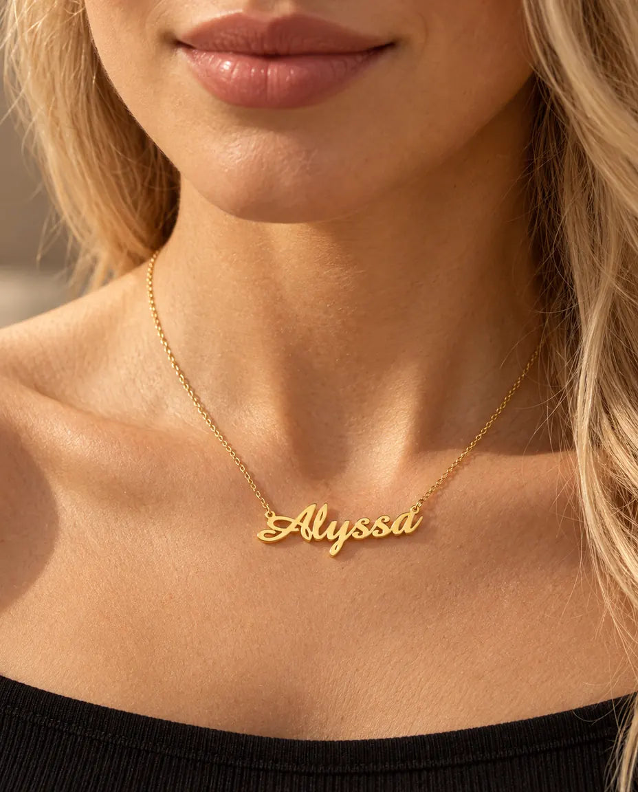 Namnhalsband i 925 Sterling Silver - i guld, buret av en modell