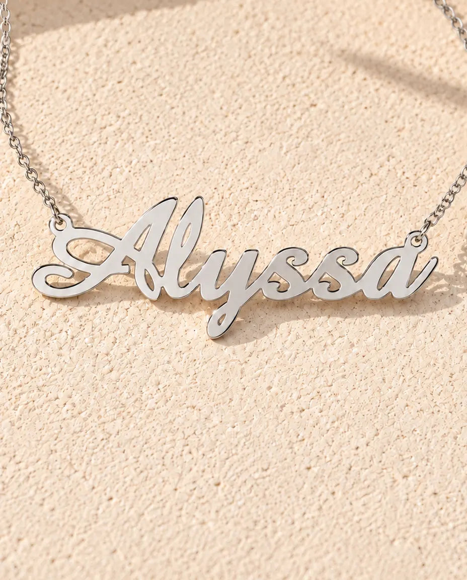 Namnhalsband i 925 Sterling Silver - närbild av det utsågade namnet