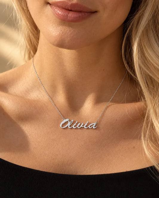 Namnhalsband i 925 Sterling Silver - buren av en modell