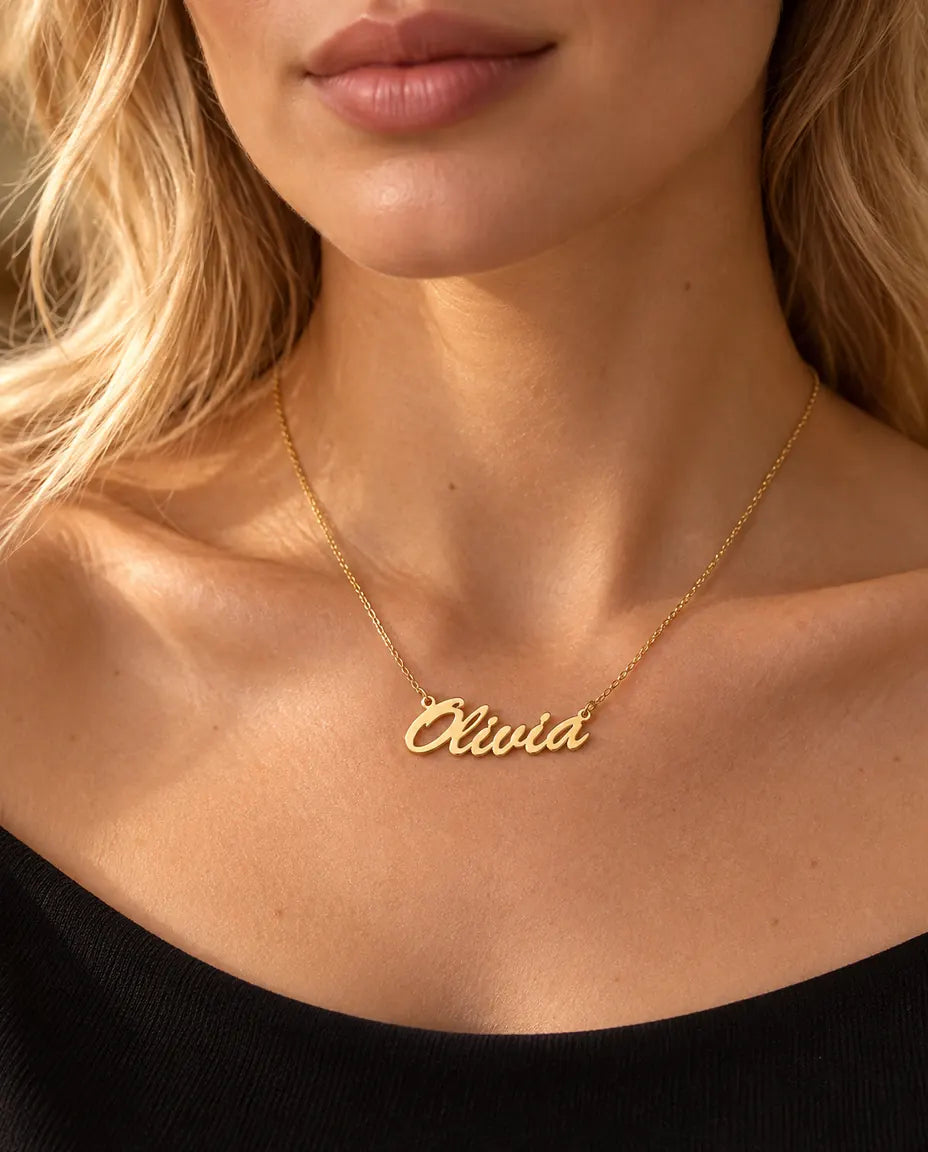 Namnhalsband i 925 Sterling Silver - i guld, buret av en modell