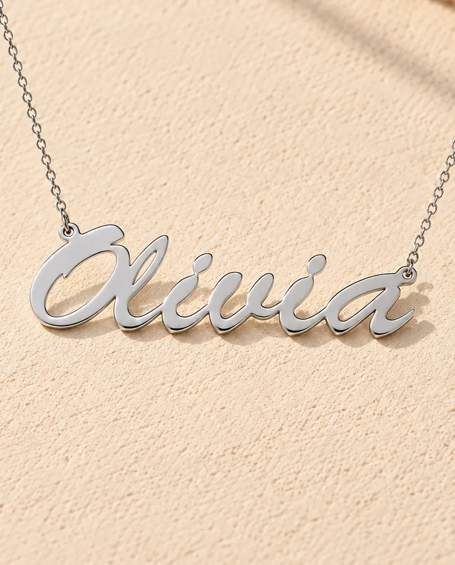 Namnhalsband i 925 Sterling Silver - närbild av det utsågade namnet