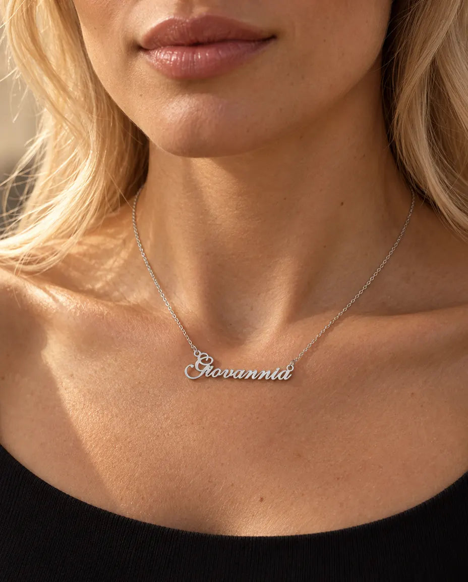 Namnhalsband i 925 Sterling Silver - buren av en modell